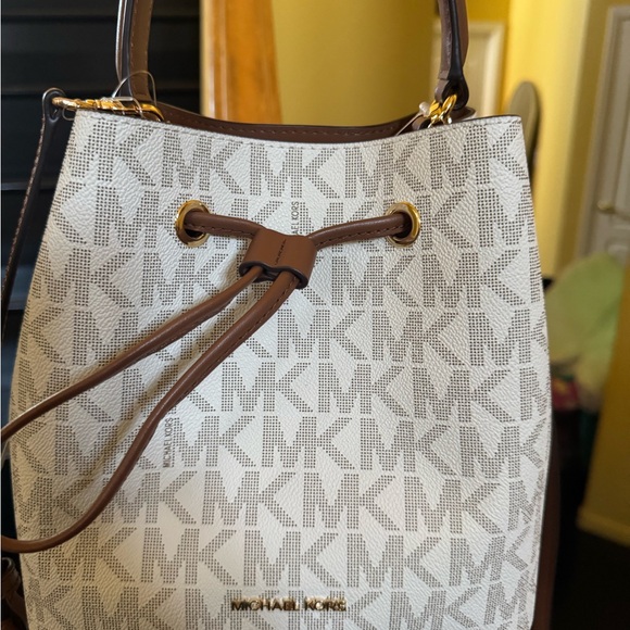 Michael Kors Suri Bucket Bag NWT - Picture 1 of 5